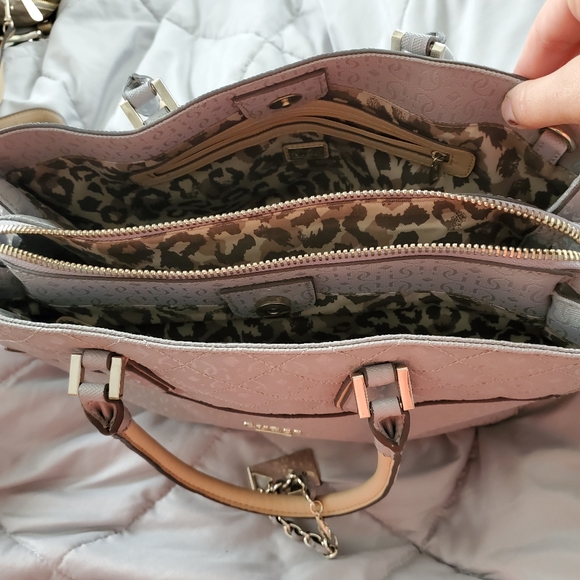 GUESS - Picture 2 of 2